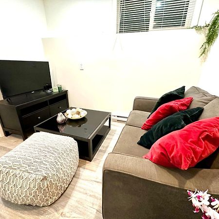 Cozy & Bright Home With Parking Victoria Exterior photo