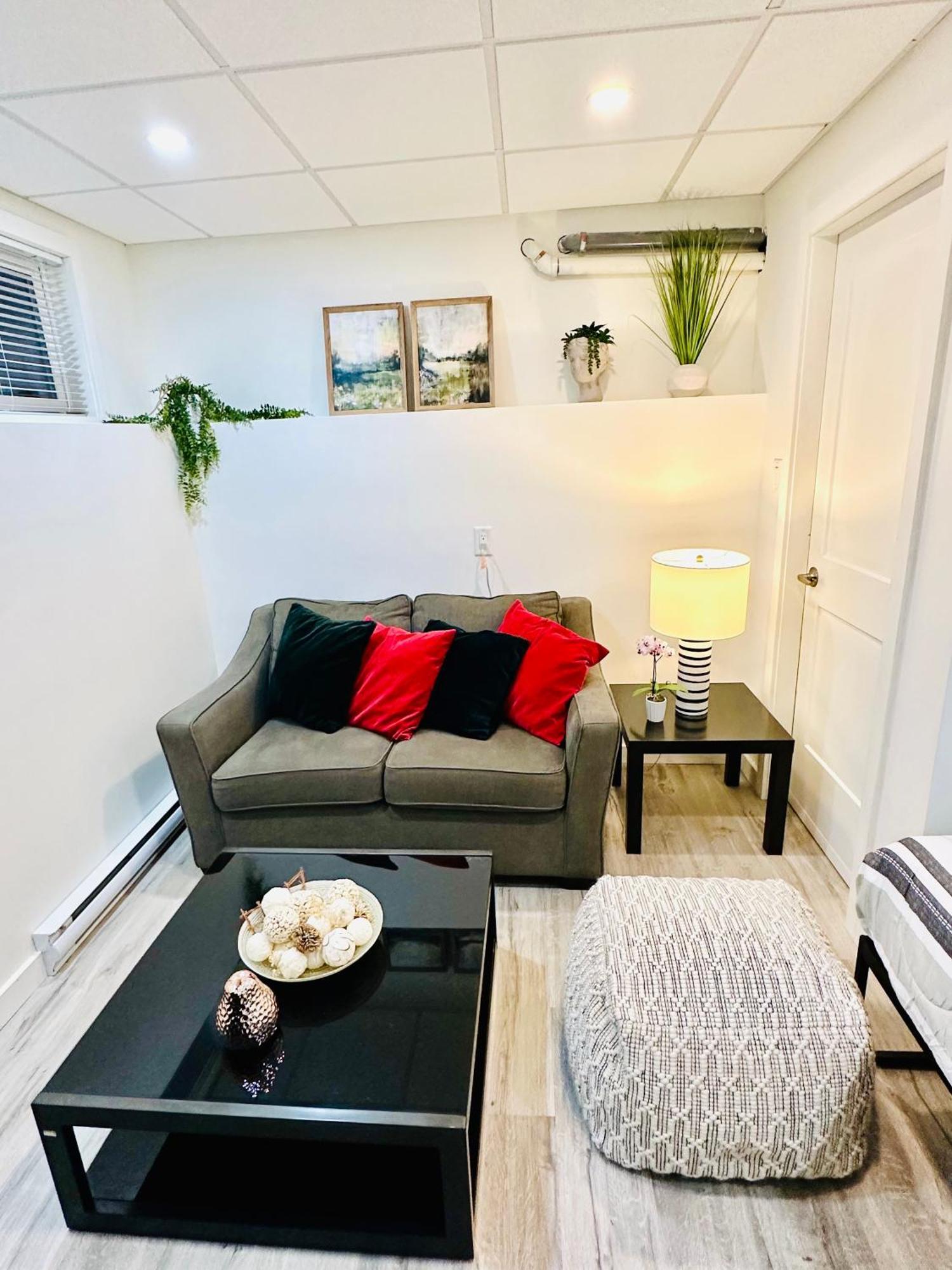 Cozy & Bright Home With Parking Victoria Exterior photo
