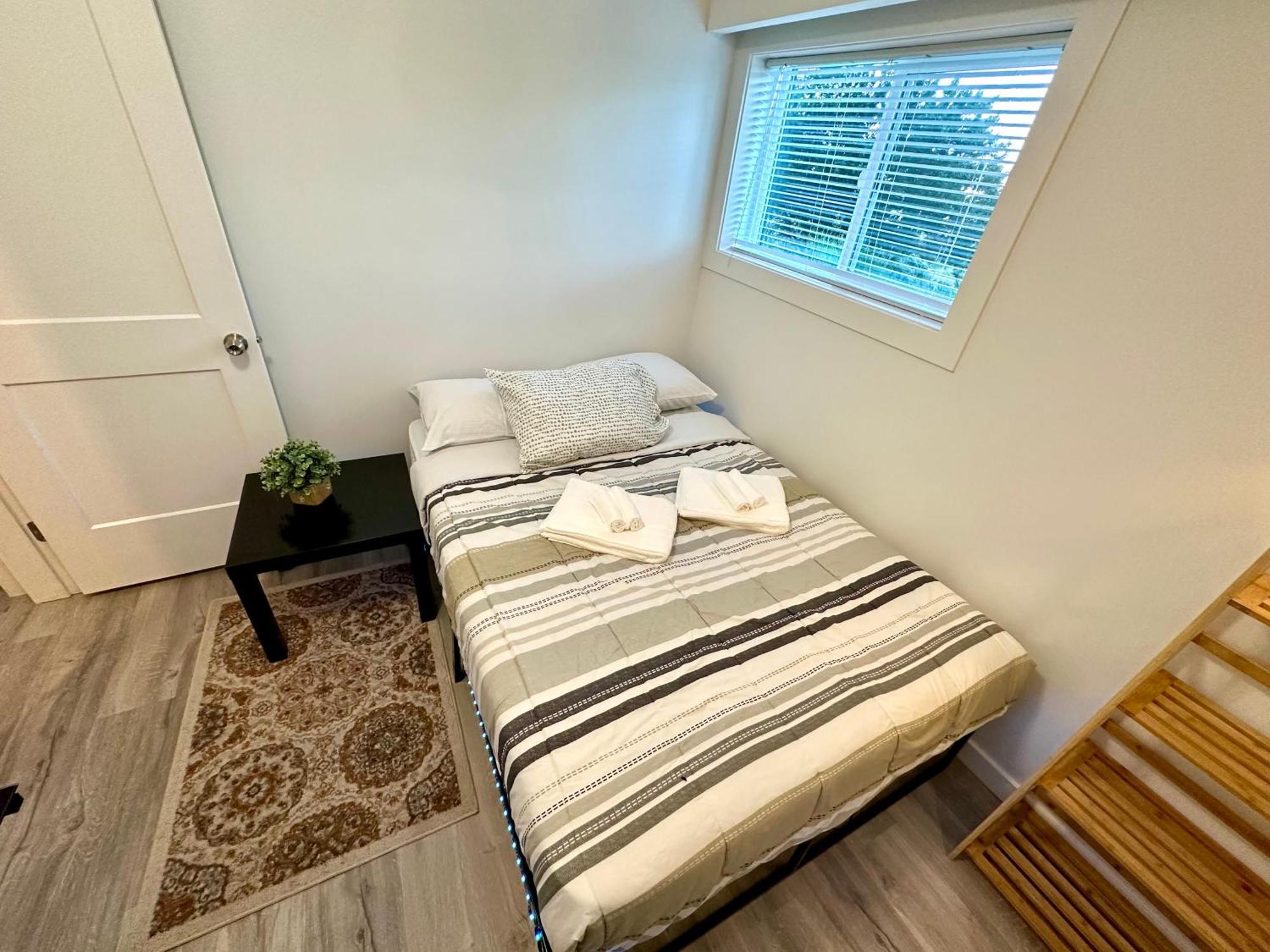 Cozy & Bright Home With Parking Victoria Exterior photo